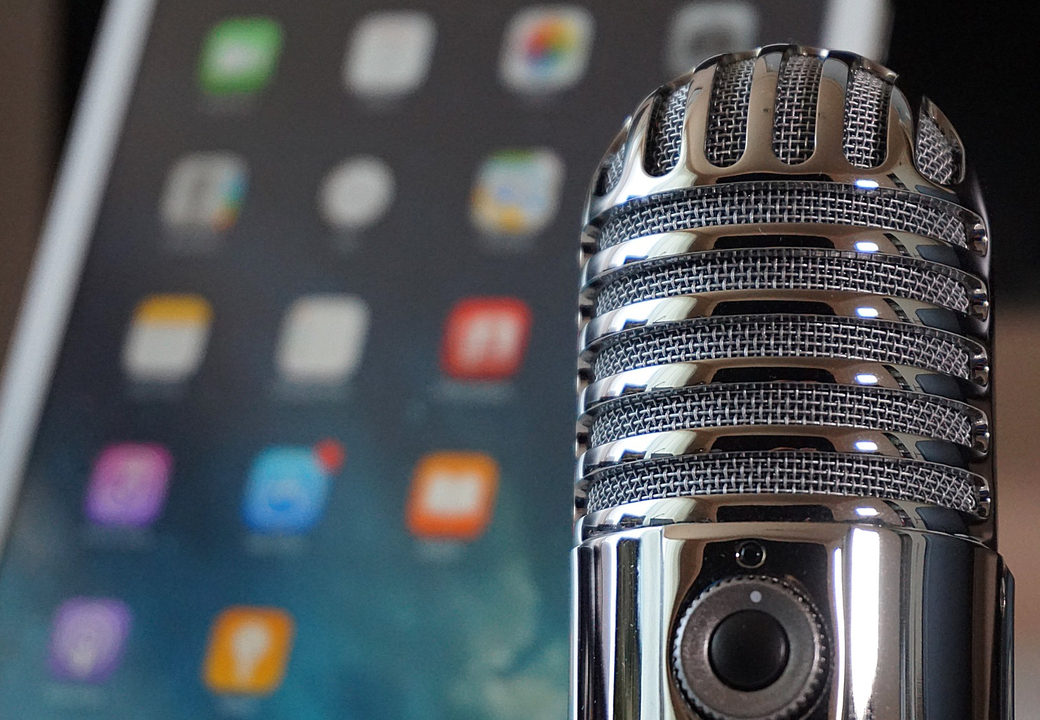 A professional microphone symbolizing an independent CPQ analyst sharing expertise on quote-to-cash solutions.